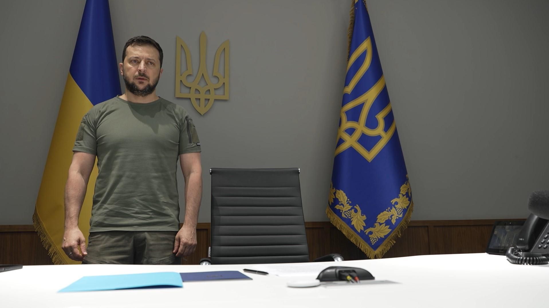 Під час виступу Зеленського в Гаазі хвилиною мовчання вшанували загиблих у війні Під час виступу Зеленського в Гаазі хвилиною мовчання вшанували загиблих у війні