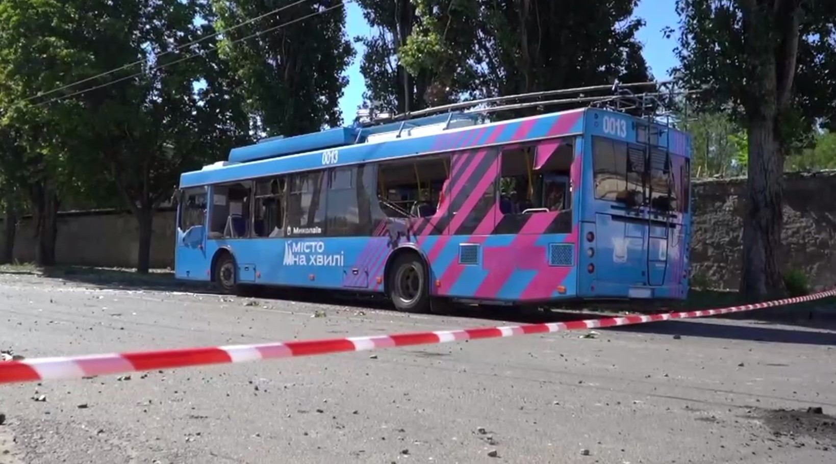 Росіяни обстріляли майже два десятки тролейбусів у Миколаєві Росіяни обстріляли майже два десятки тролейбусів у Миколаєві