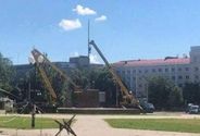Хотят "влепить" ленина: в центре Херсона оккупанты разрушают памятник Героям Небесной Сотни