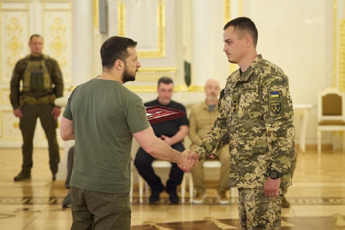 Зеленський вручив ордени "Золота Зірка" Героям України Зеленський вручив ордени "Золота Зірка" Героям України
