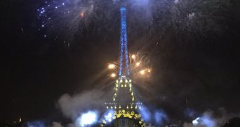 День взяття Бастилії французи відзначили під синьо-жовтою Ейфелевою вежею: ефектне відео