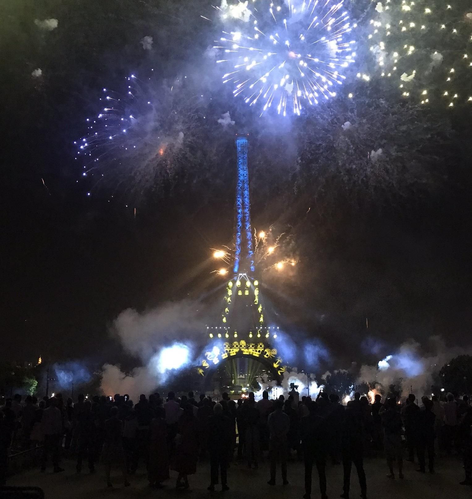 Эйфелева башня в цветах украинского флага Эйфелева башня в цветах украинского флага