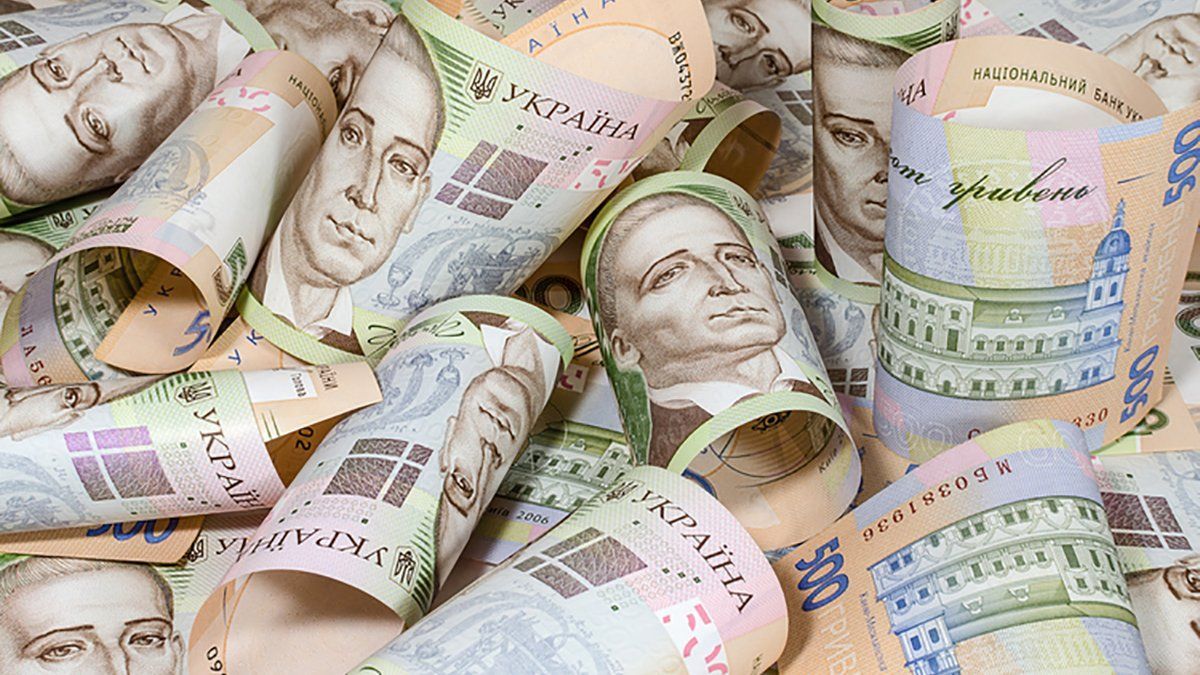 Чиновникам в Украине повысили зарплаты Чиновникам в Украине повысили зарплаты