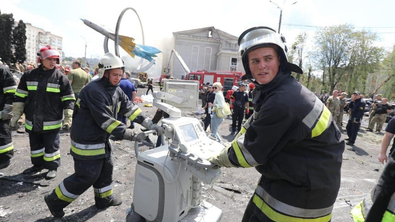 Удар по Вінниці 14.07.2022 – у лікарнях перебувають 82 поранених Удар по Вінниці 14.07.2022 – у лікарнях перебувають 82 поранених