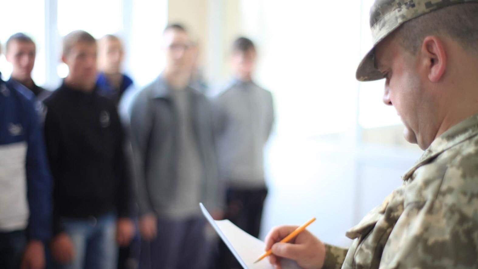 Вручення повісток на вулиці - коментар ЗСУ - мобілізація в Україні Вручення повісток на вулиці - коментар ЗСУ - мобілізація в Україні