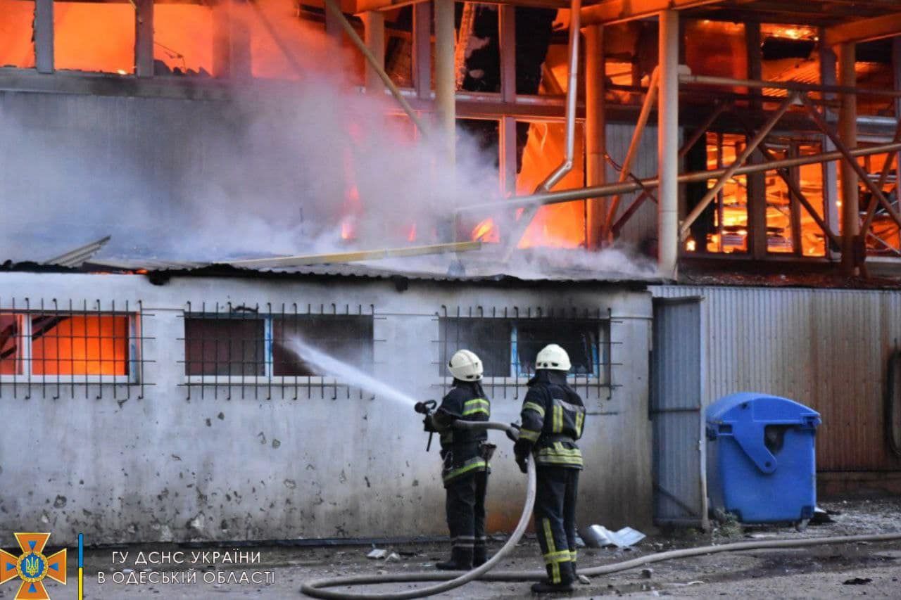 Через обстріл Одеси 16.07.2022 на складі спалахнула пожежа – її ліквідували