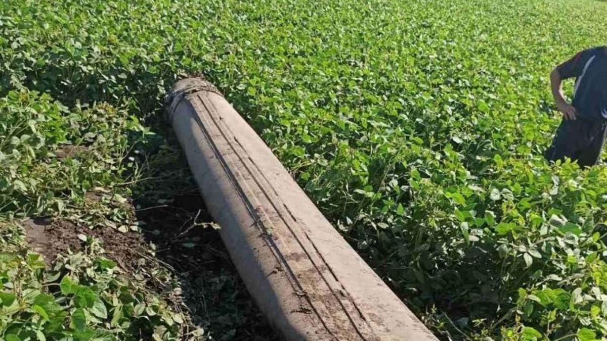 Уламок збитої ракети поблизу Кременчука Уламок збитої ракети поблизу Кременчука