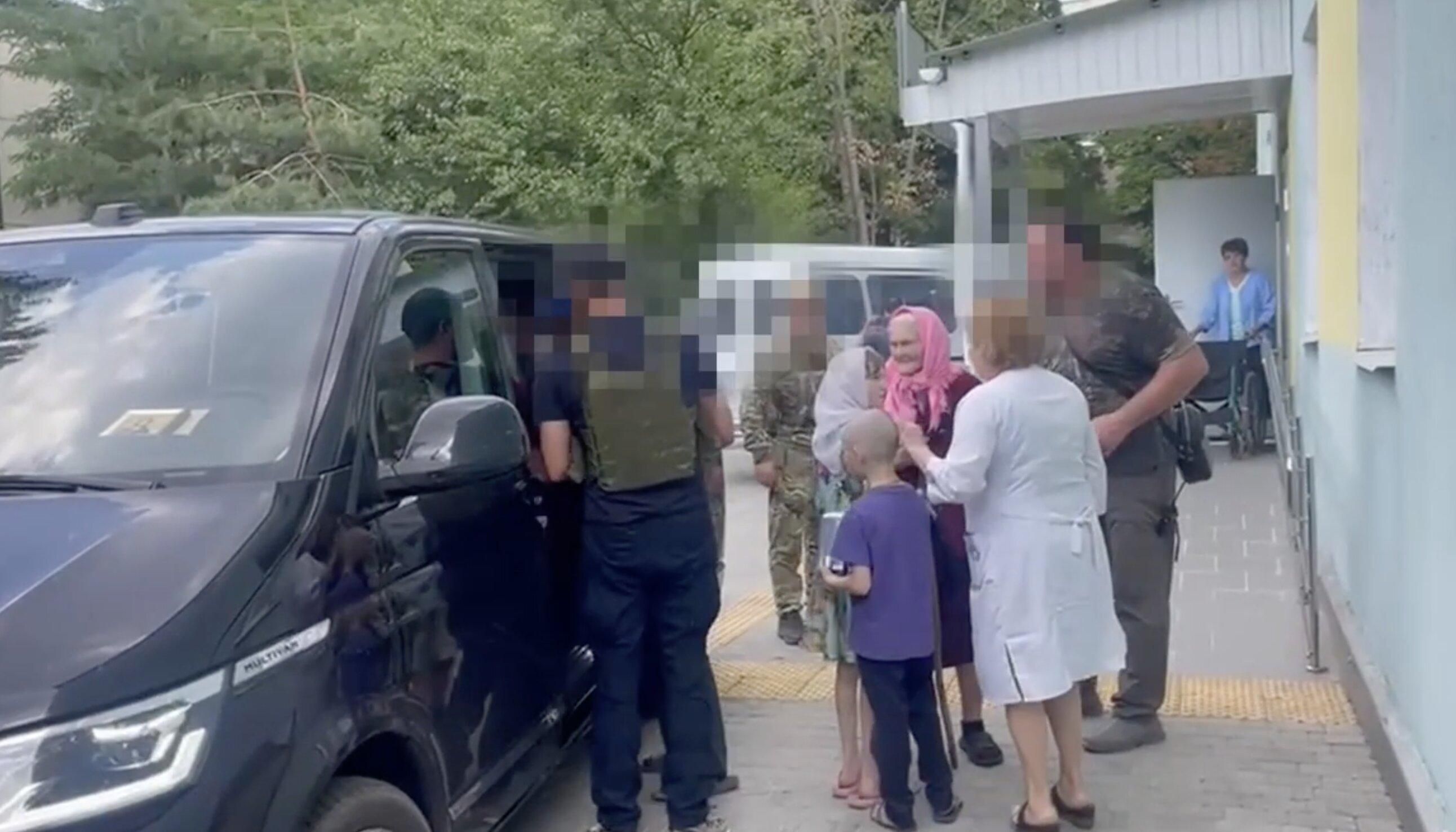 Зі Святогірської Лаври евакуювали групу людей 16 липня 2022 Зі Святогірської Лаври евакуювали групу людей 16 липня 2022