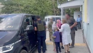 Из Святогорской Лавры удалось эвакуировать группу людей: среди них младенец и пожилые супруги