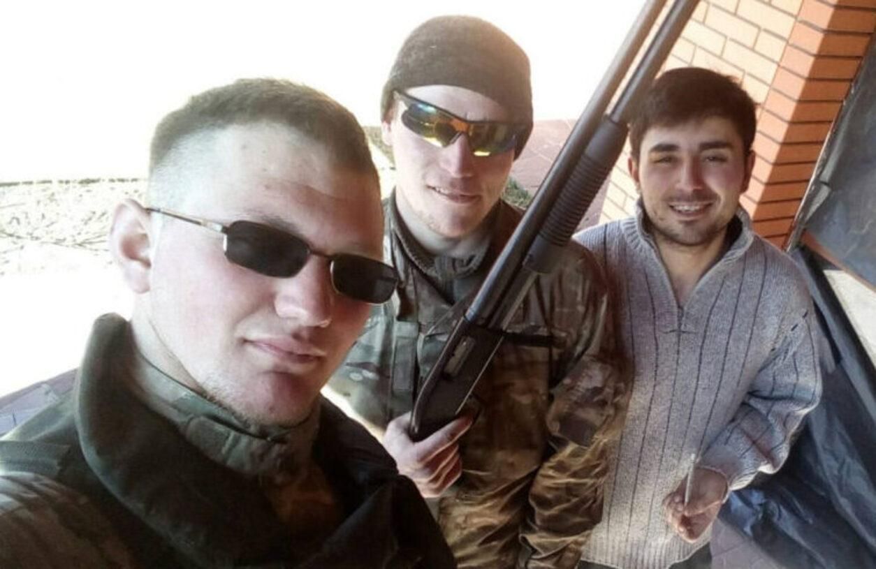 данііл фролкін (зліва) скоював злочини проти мирних українців