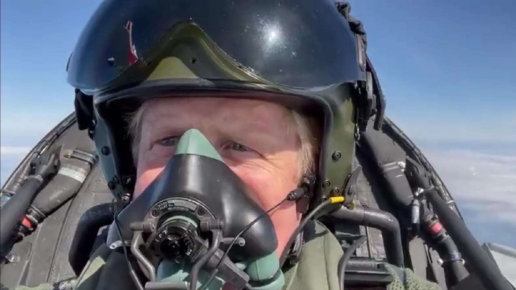 Прем'єр Британії Борис Джонсон керує винищувачем Typhoon – відео