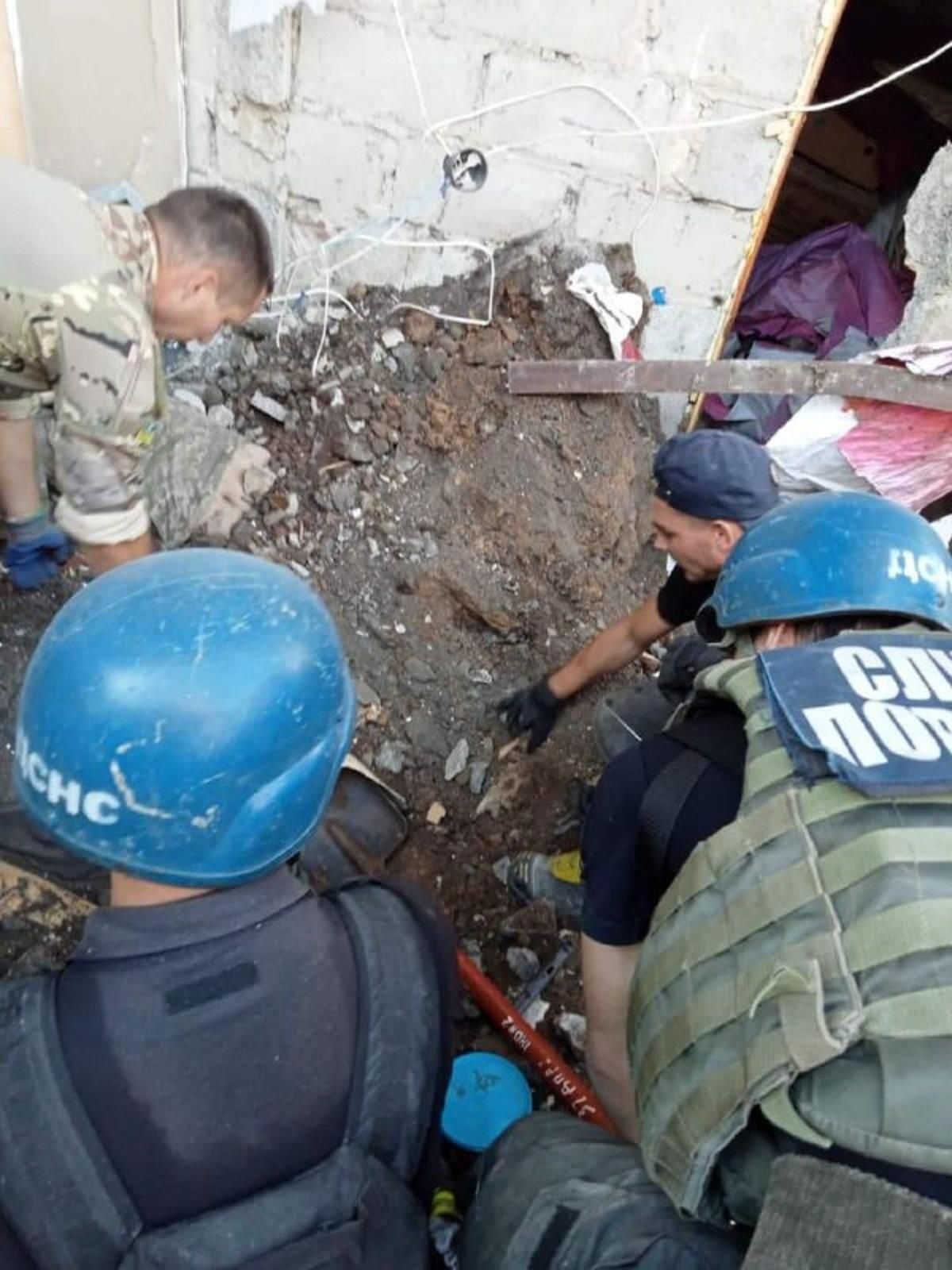 В Славянске из-под завалов вытащили тела двух человек В Славянске из-под завалов вытащили тела двух человек