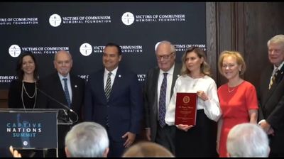 Уперше відзначили народ: у США всім українцям вручили премію Dissident Human Rights Award