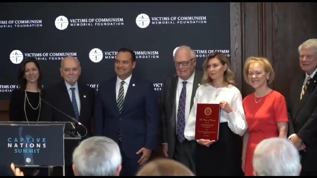 Елена Зеленская в США - украинцам вручили премию Dissident Human Rights Award - 24 Канал Елена Зеленская в США - украинцам вручили премию Dissident Human Rights Award - 24 Канал