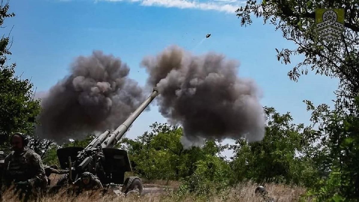 Гаубиця високоточним снарядом знищує ворожу ціль