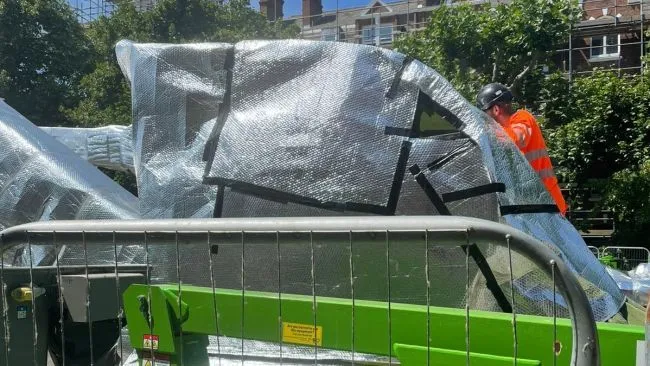 Міст Хаммерсміт у процесі обгортання фольгою Міст Хаммерсміт у процесі обгортання фольгою