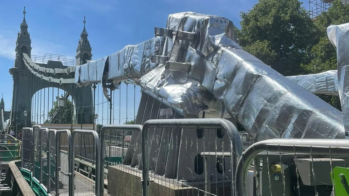 Міст Хаммерсміт у процесі обгортання фольгою Міст Хаммерсміт у процесі обгортання фольгою