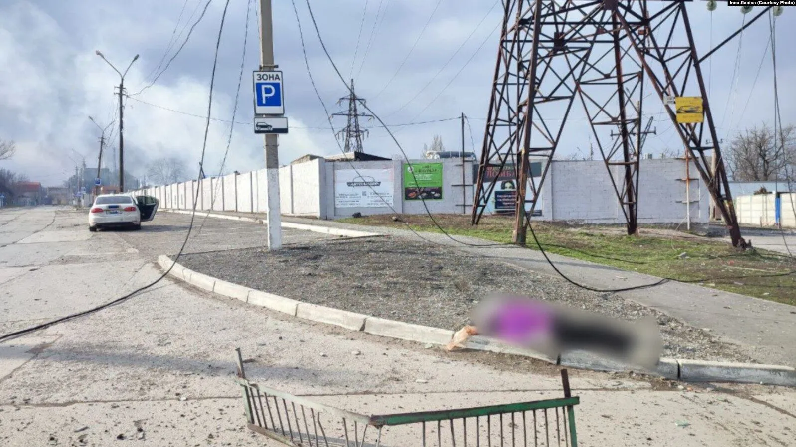 На улицах Мариуполя лежало много погибших На улицах Мариуполя лежало много погибших