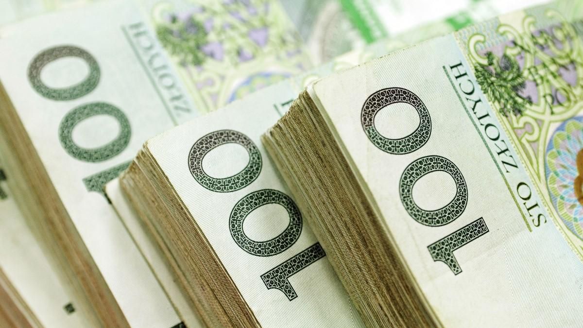 Польша в дальнейшем будет помогать беженцам деньгами Польша в дальнейшем будет помогать беженцам деньгами