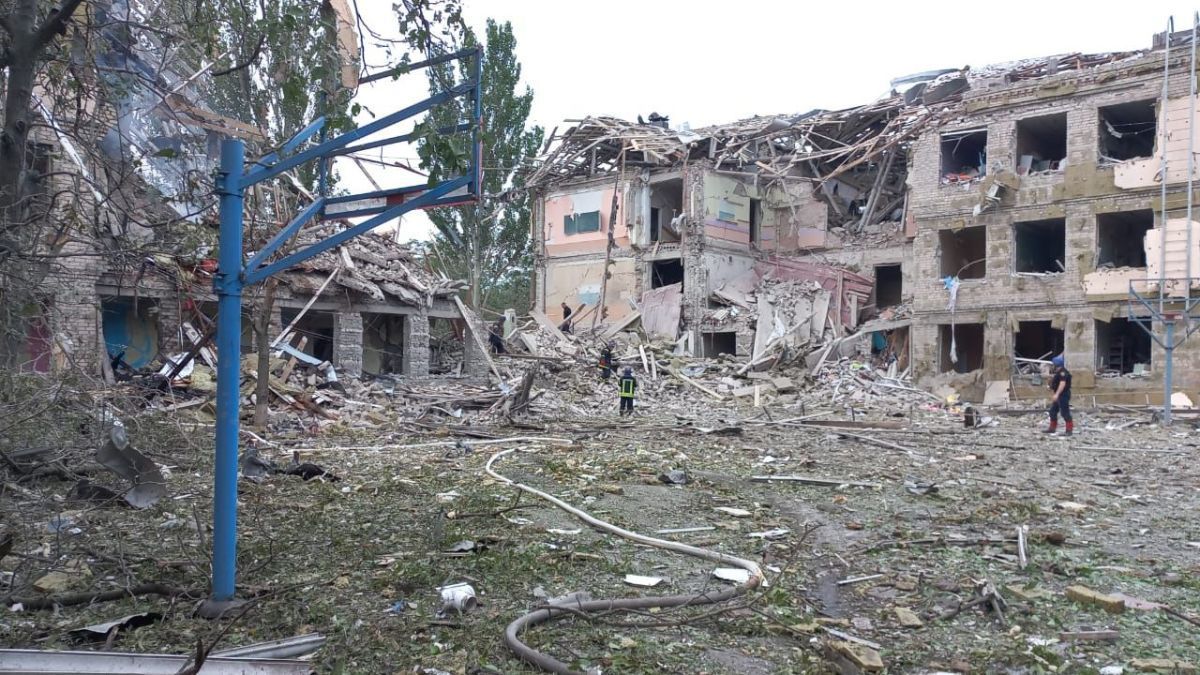 В Краматорске разбирают завалы школы - там могут быть люди - 24 Канал В Краматорске разбирают завалы школы - там могут быть люди - 24 Канал