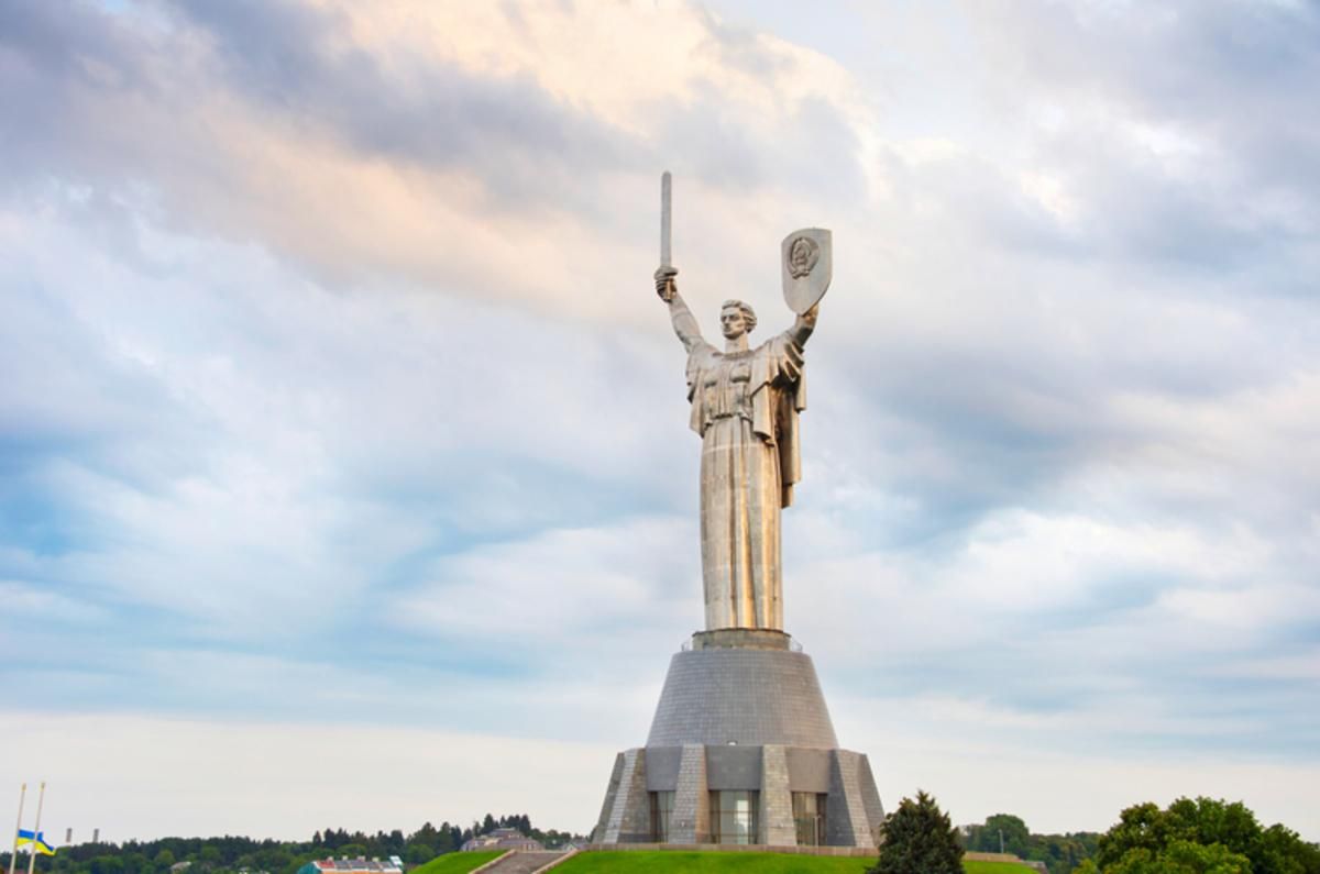 Что делать с советским гербом на щите Родины-мать Что делать с советским гербом на щите Родины-мать