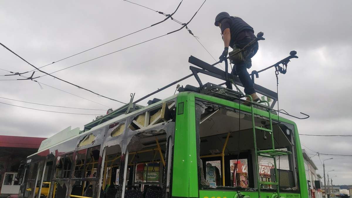 Обстріл Харкова 21 липня - серед поранених є водій тролейбуса Обстріл Харкова 21 липня - серед поранених є водій тролейбуса