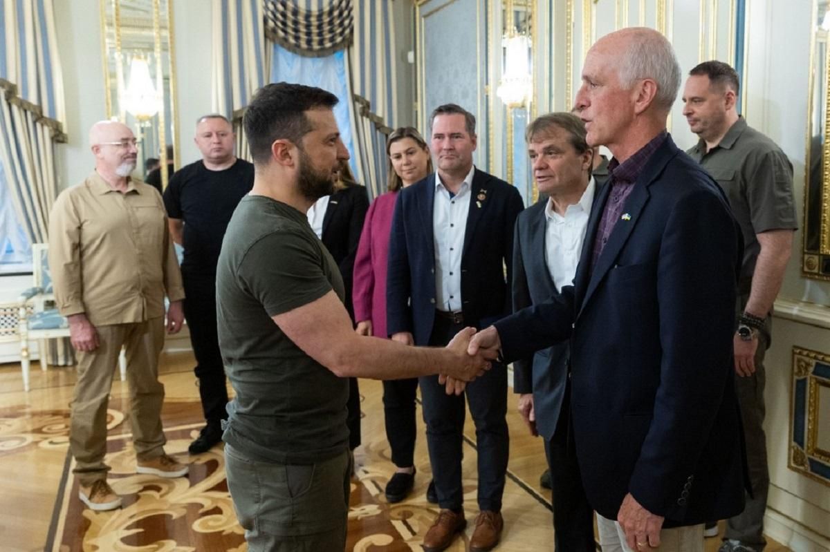 Зеленский поздравляет в Киеве делегацию из США