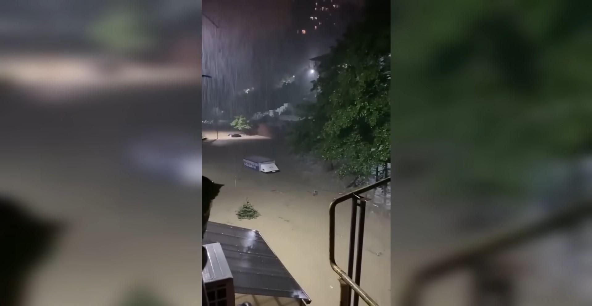 Через потужні зливи в росії Сочі йде під воду: моторошні відео - 24 Канал