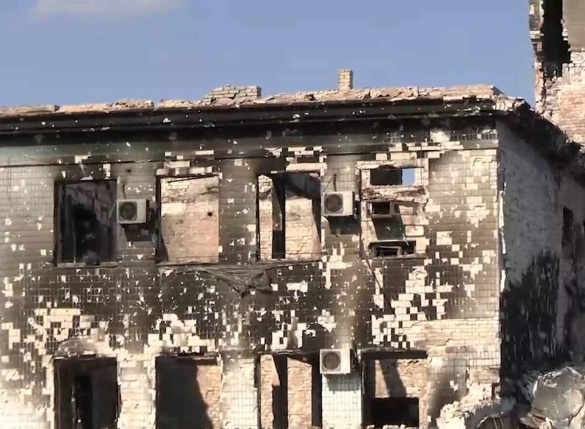 У Кадіївці зруйнували казарму з російськими військовими 23 липня 2022