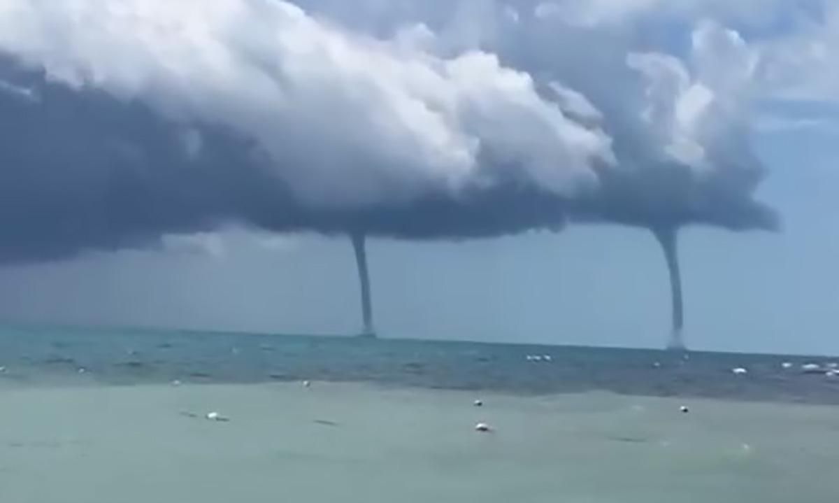 В Краснодарском крае появились смерчи в море - видео - 24 Канал