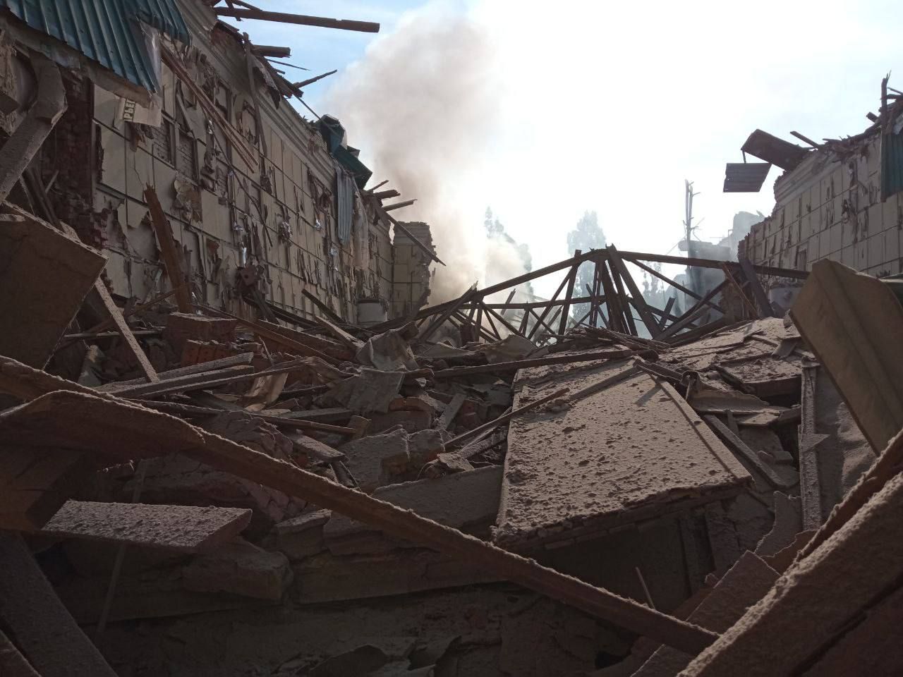  В Чугуеве россияне уничтожили дом культуры, где прятались люди - фото разрушений 