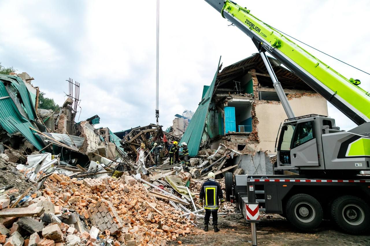 Обстріл Чугуєва 25 липня - під завалами будинку культкри перебувають люди Обстріл Чугуєва 25 липня - під завалами будинку культкри перебувають люди