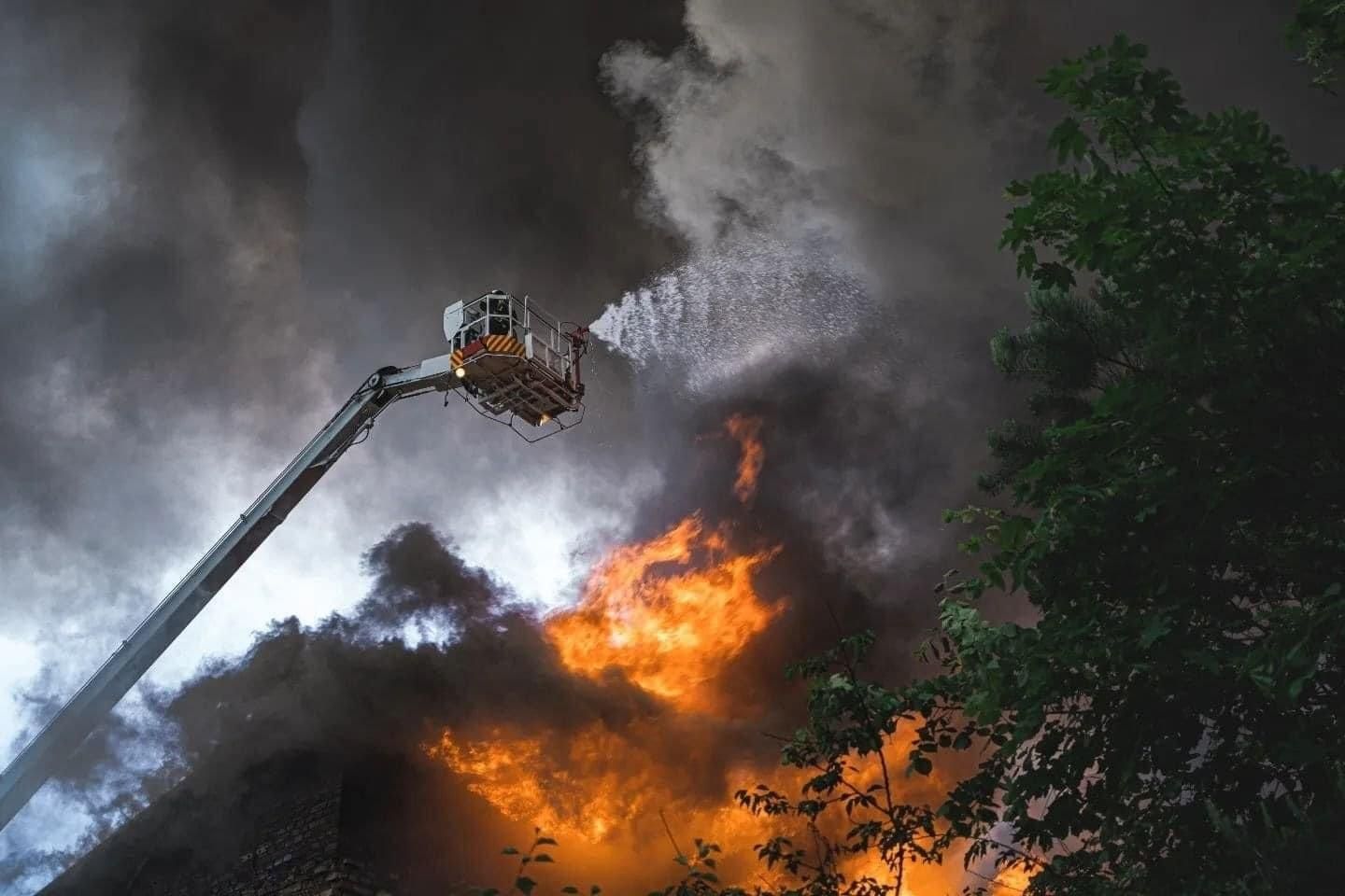 росіяни обстріляли приватні будинки на Одещині, виникли пожежі росіяни обстріляли приватні будинки на Одещині, виникли пожежі