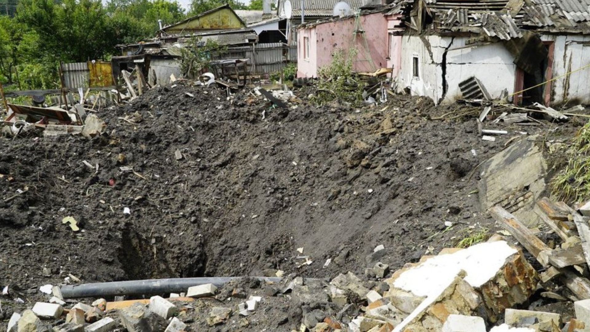 Вирва від обстрілу у Чугуєві Вирва від обстрілу у Чугуєві