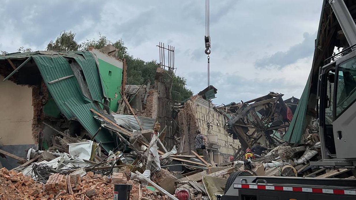 Обстріл Будинку культури в Чугуєві - з-під завалів витягли тіло жінки - Новини України Обстріл Будинку культури в Чугуєві - з-під завалів витягли тіло жінки - Новини України