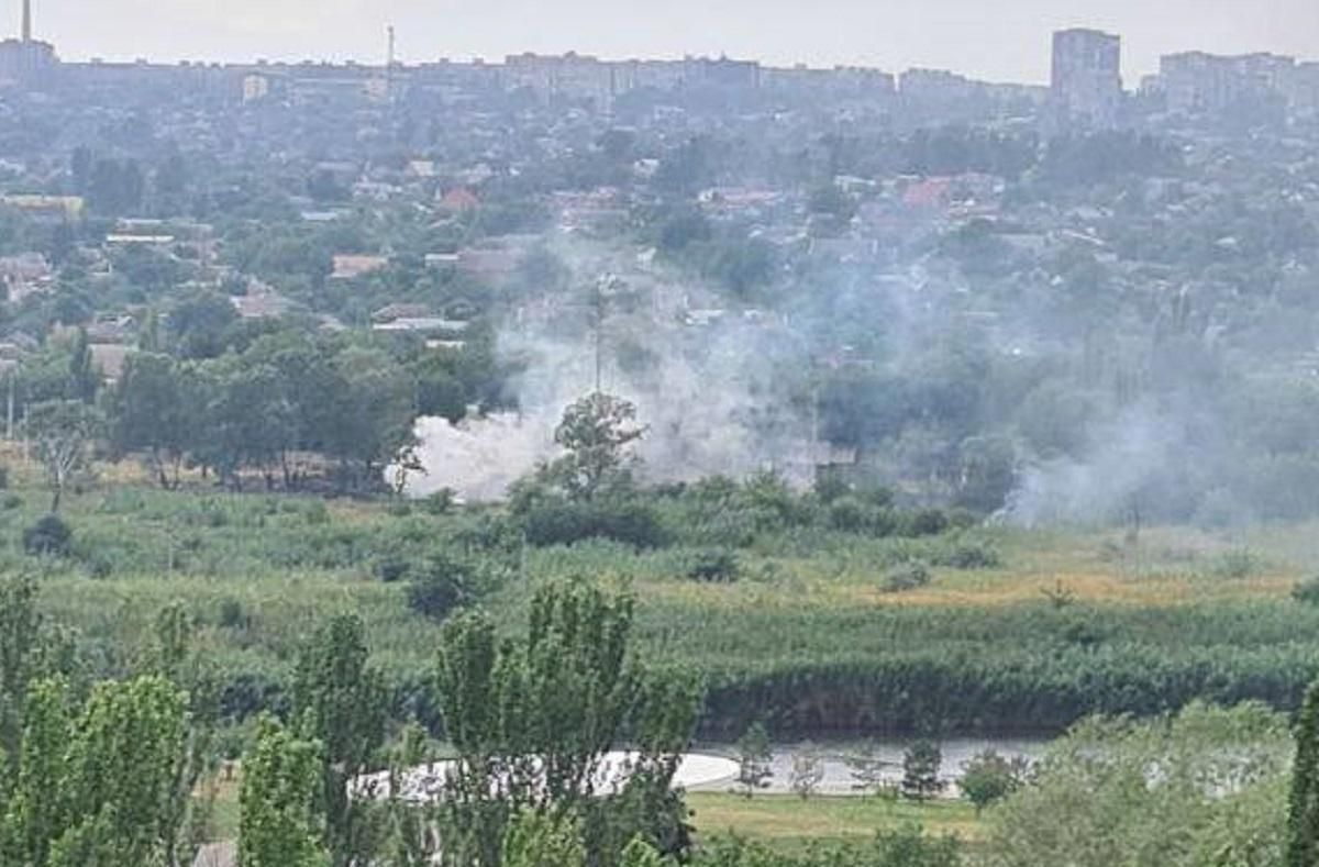 Оккупанты подожгли пойму реки в Мариуполе Оккупанты подожгли пойму реки в Мариуполе