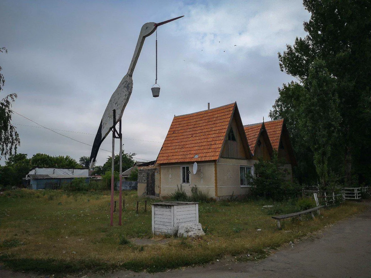 Металлический аист среди деревни Металлический аист среди деревни