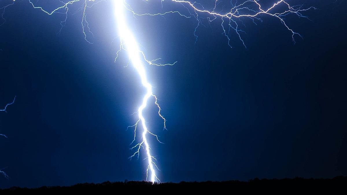 Физики научились точно направлять молнии лазером: как это работает. Физики научились точно направлять молнии лазером: как это работает.