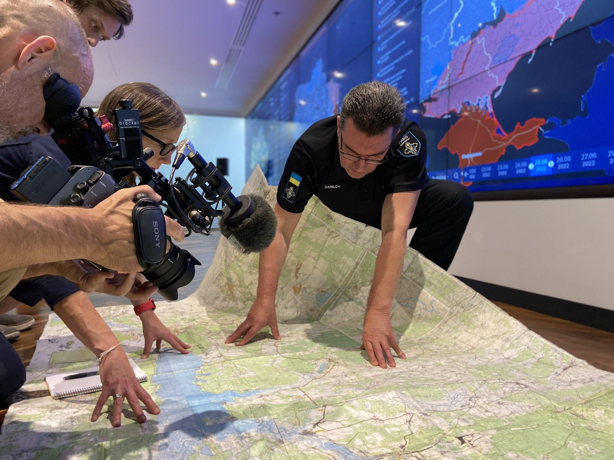 Данилов показал захваченную у россиян карту Данилов показал захваченную у россиян карту