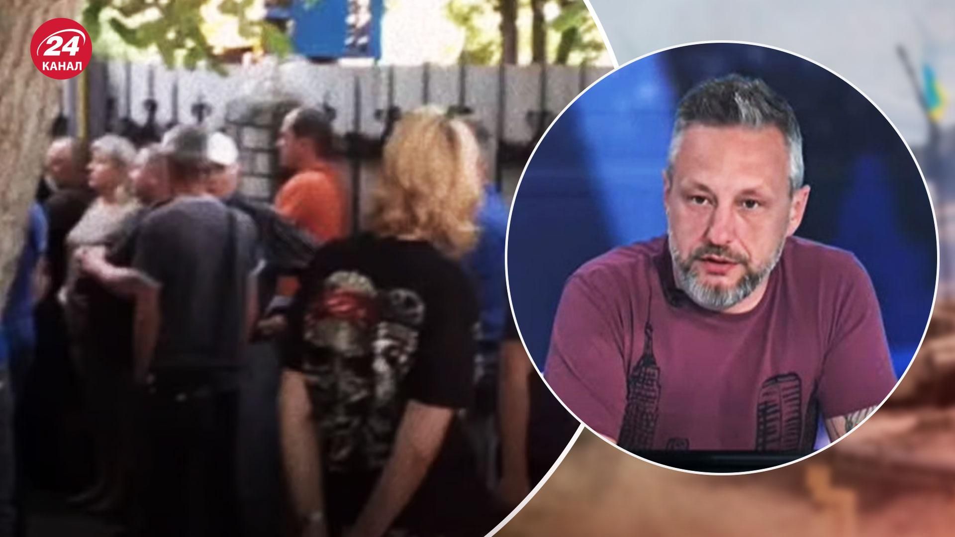 Огромные очереди в Мариуполе – люди хотят выехать из оккупированного города - 24 Канал Огромные очереди в Мариуполе – люди хотят выехать из оккупированного города - 24 Канал