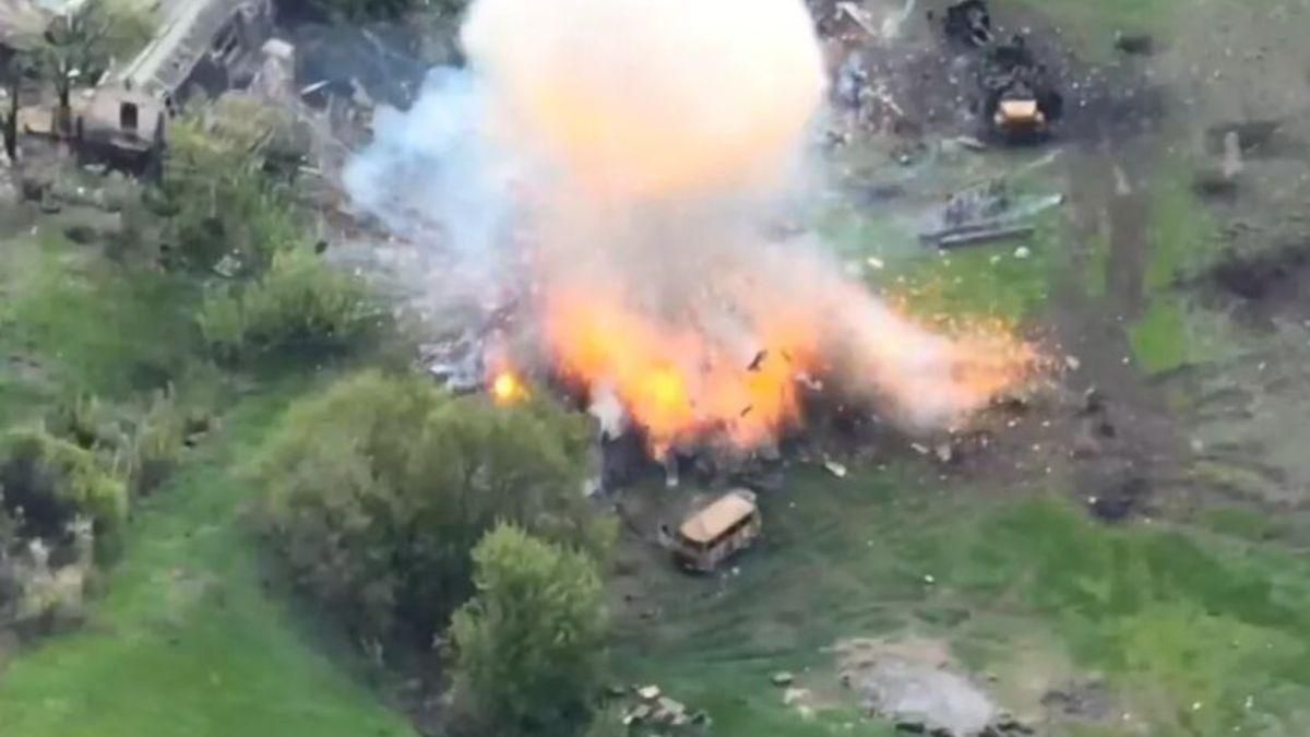 Біля Нової Каховки 27 липня 2022 знищили склад з боєприпасами росіян Біля Нової Каховки 27 липня 2022 знищили склад з боєприпасами росіян