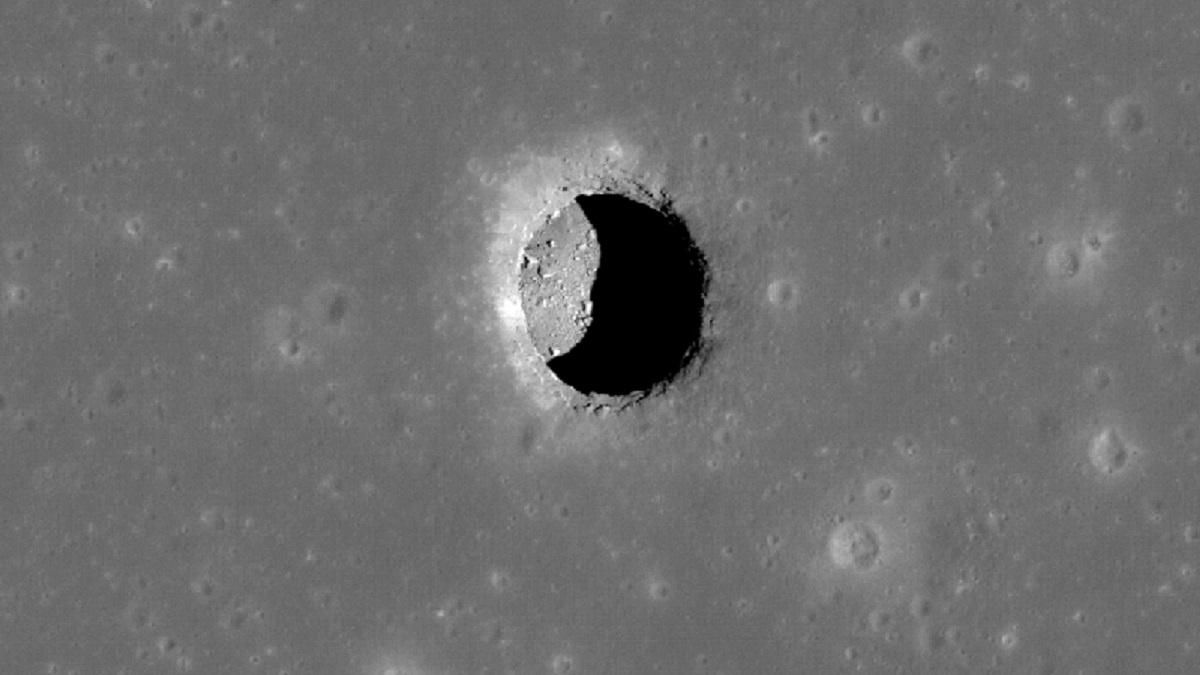 Лунный провал на поверхности спутника
