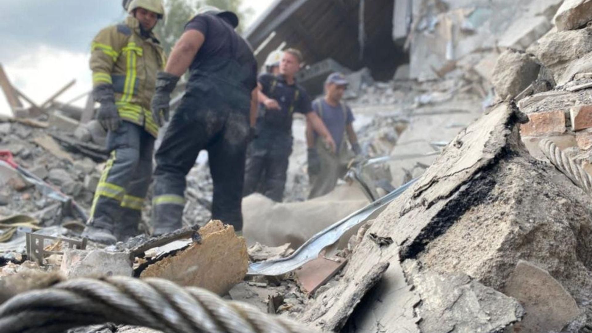 У Бахмуті під руїнами шукають людину У Бахмуті під руїнами шукають людину