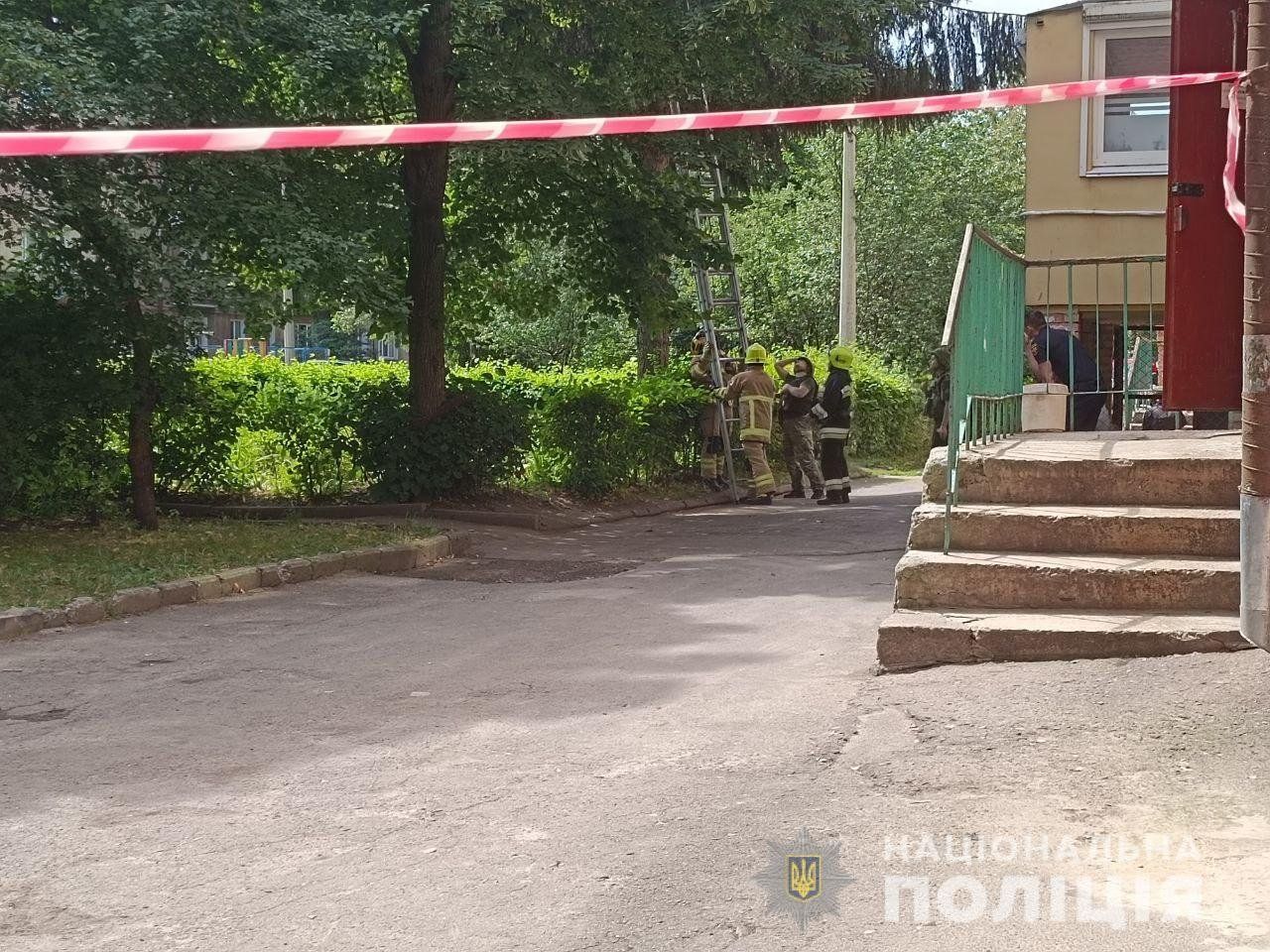 У Рівному невідомі прив'язали вибухівку до дерева У Рівному невідомі прив'язали вибухівку до дерева