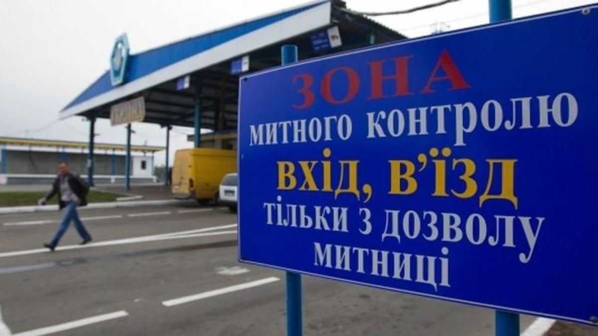 Митники дозволили вивезти понад 28 мільйонів доларів у валізі – за них взялася СБУ