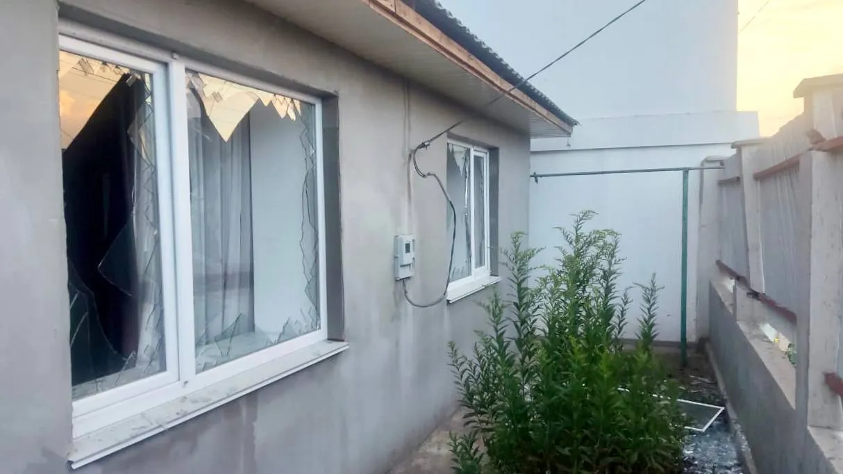 Снаряд разорвался у частного дома: в Николаеве показали фото вечернего прилета