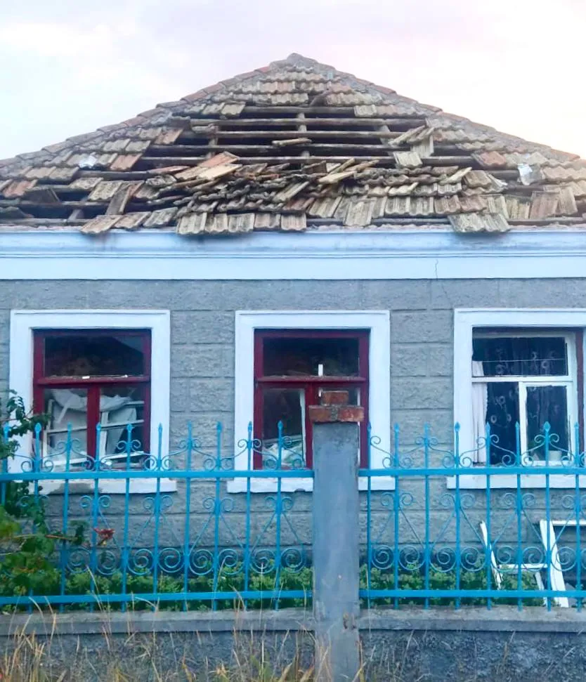 Снаряд розірвався біля приватного будинку: у Миколаєві показали фото вечірнього прильоту Снаряд розірвався біля приватного будинку: у Миколаєві показали фото вечірнього прильоту