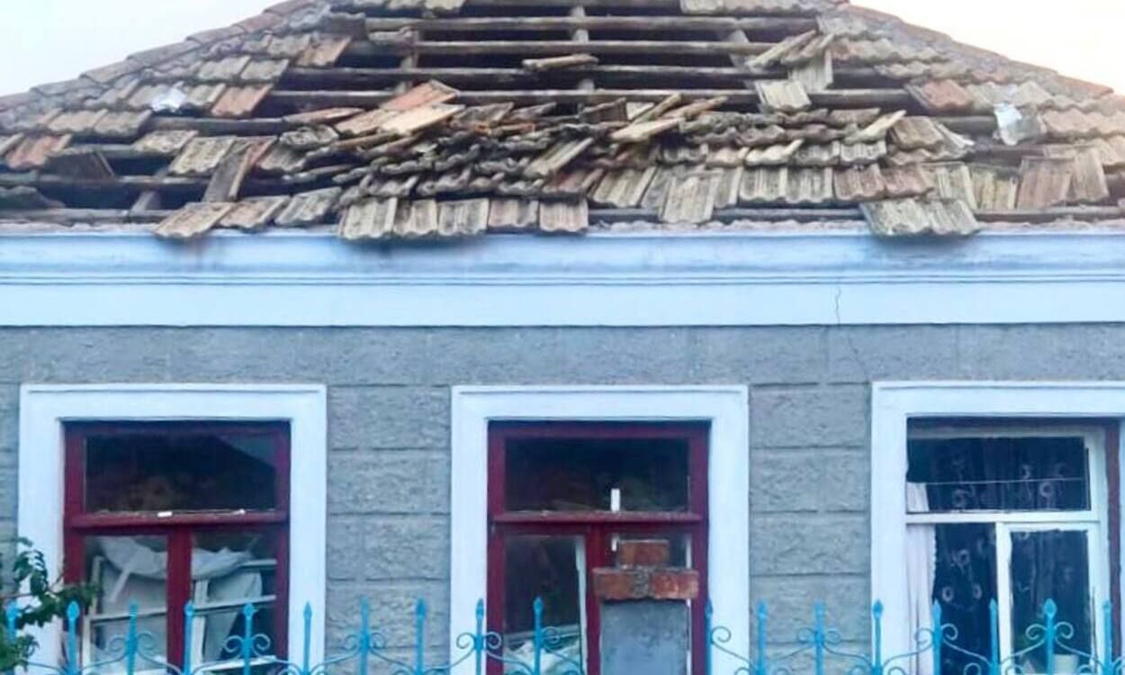 Обстрел Николаева 28 июля - снаряд разорвался возле частного дома - фото прилета - 24 Канал Обстрел Николаева 28 июля - снаряд разорвался возле частного дома - фото прилета - 24 Канал