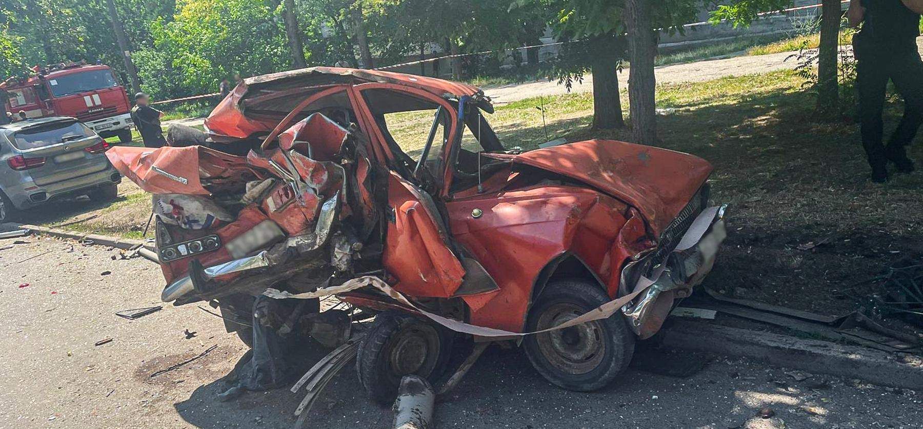 Разбитый автомобиль в результате ДТП Разбитый автомобиль в результате ДТП