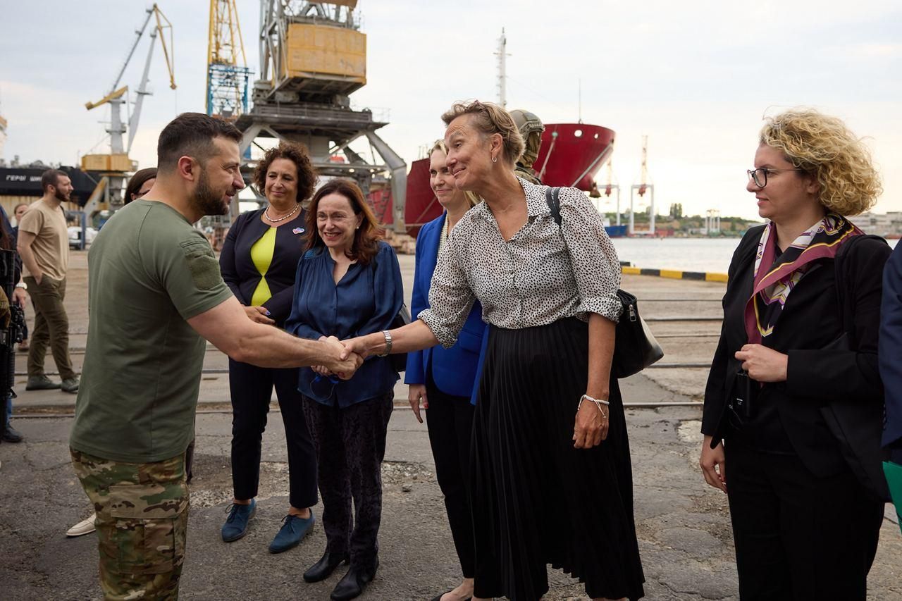 Зеленский приехал в порт Одессы и встретился с представителями G7